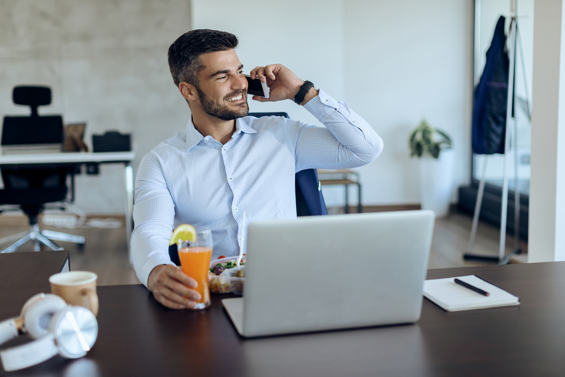 Oficina ejecutiva moderna con diseño contemporáneo