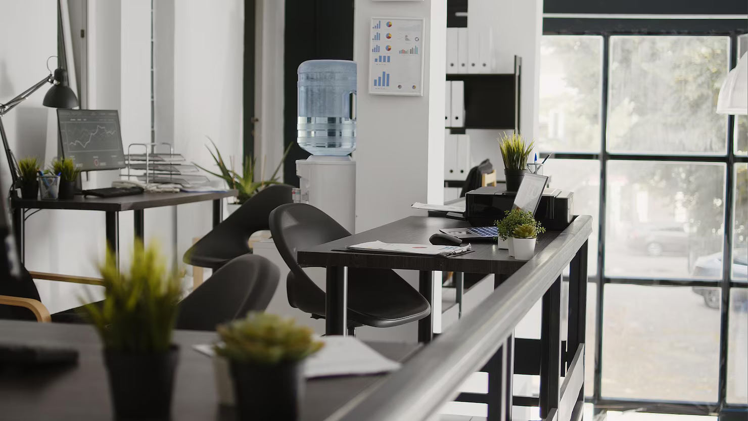 Oficina moderna sin personas mostrando el diseño profesional